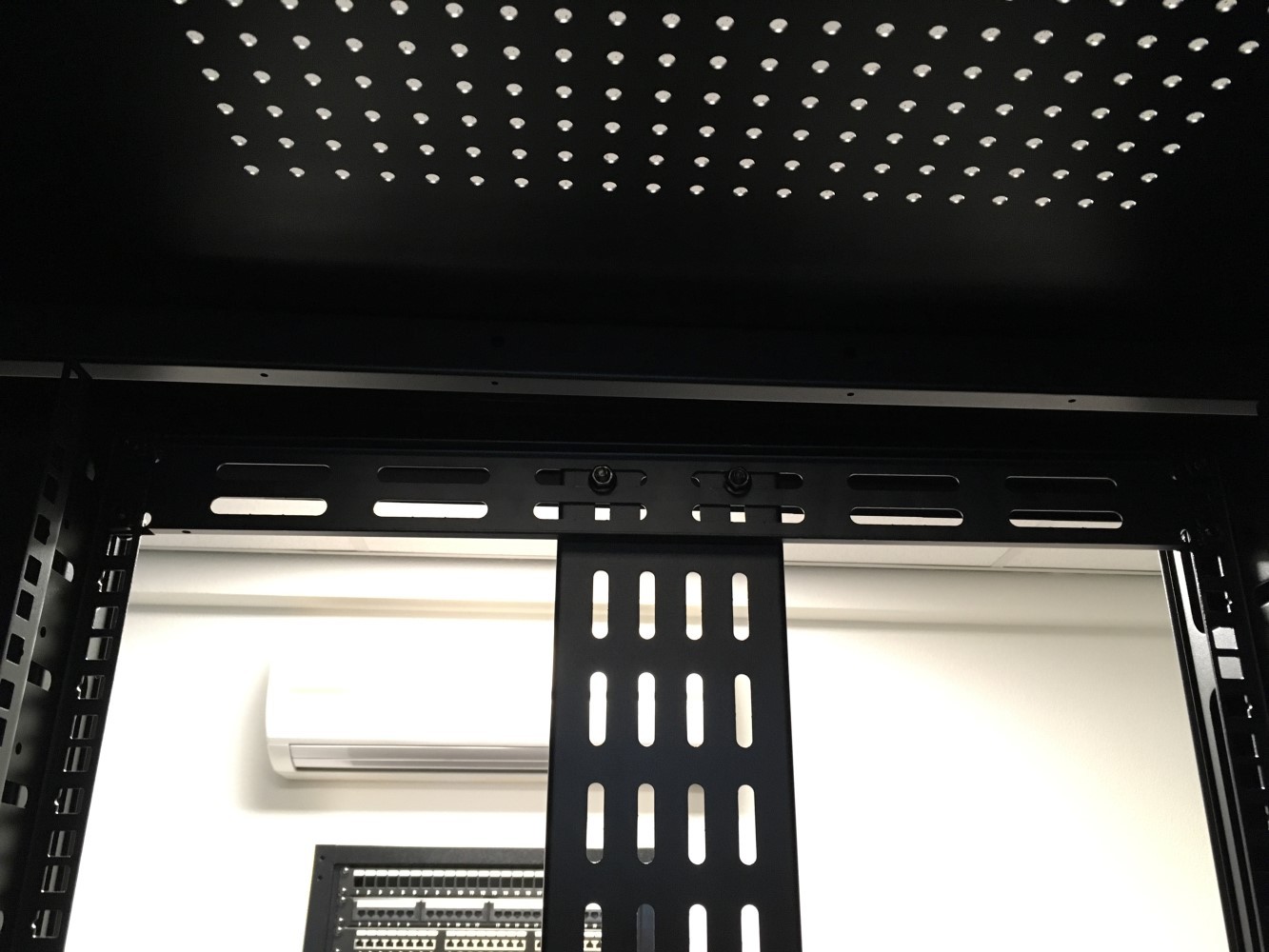 verticale kabelgoot in serverkast